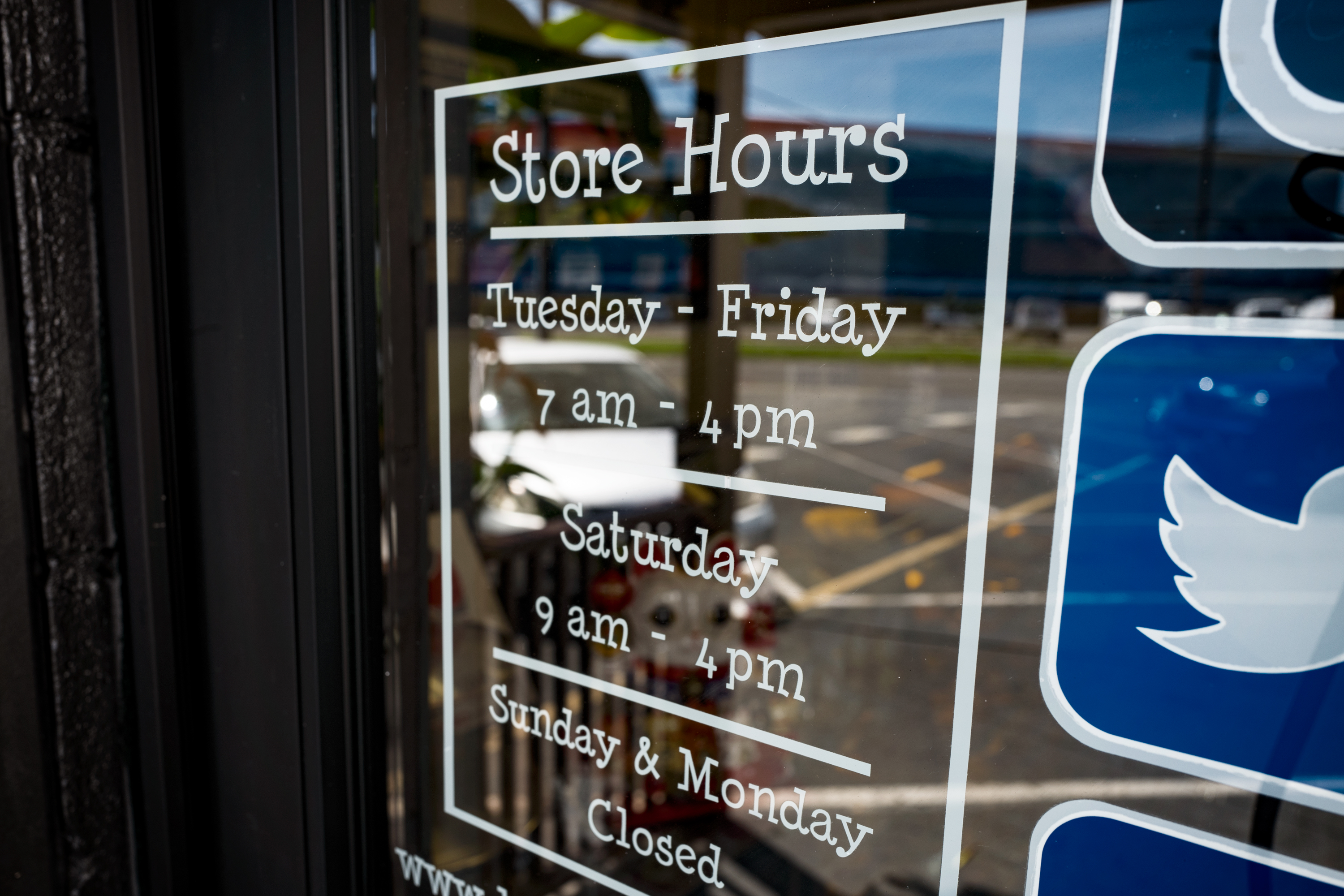 store-hours-scene-of-hawaii-by-wavees