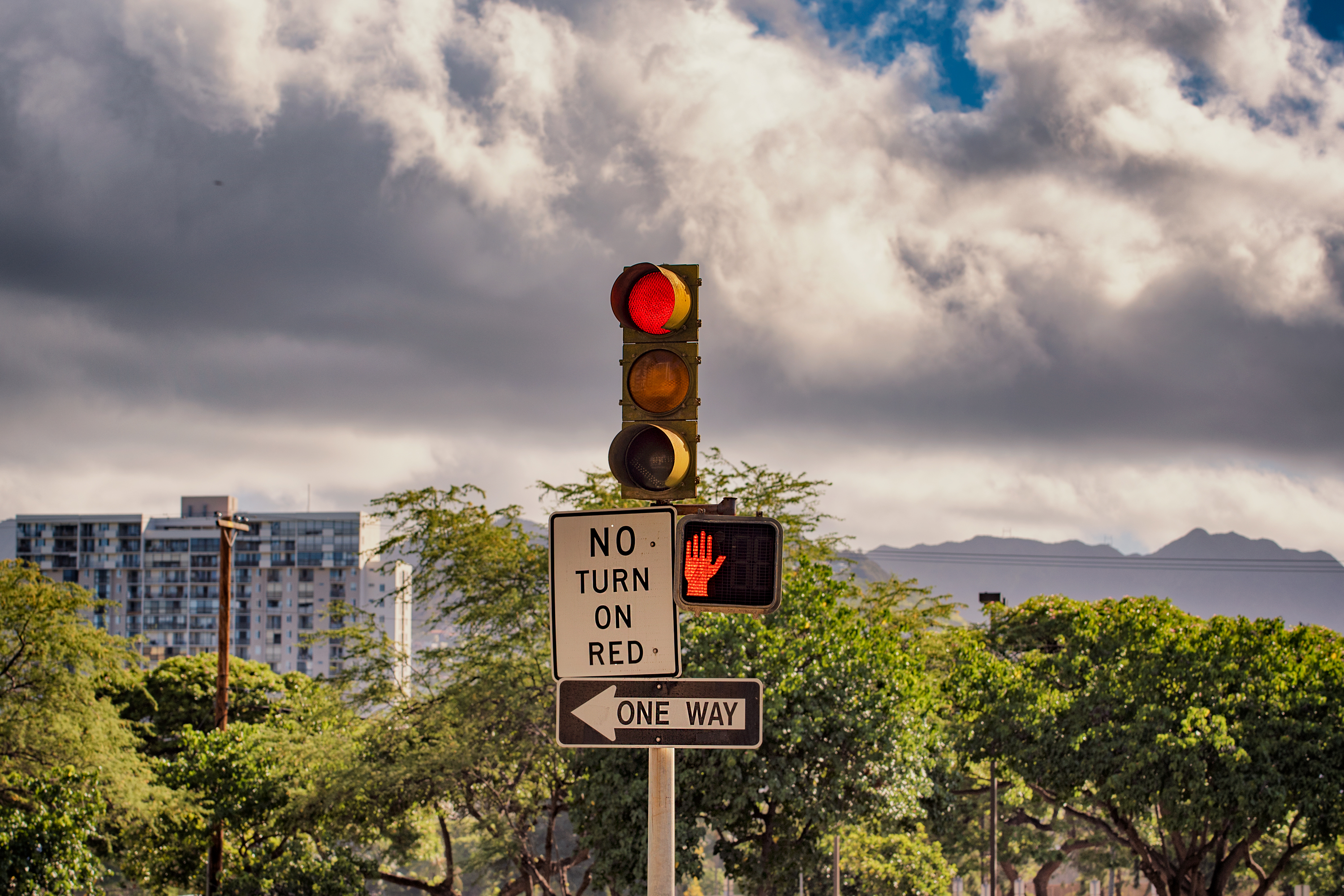 Hawaii traffic island big signals